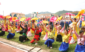 Đồng bào các dân tộc trong tỉnh hát múa chào mừng lễ kỷ niệm 125 năm thành lập tỉnh.